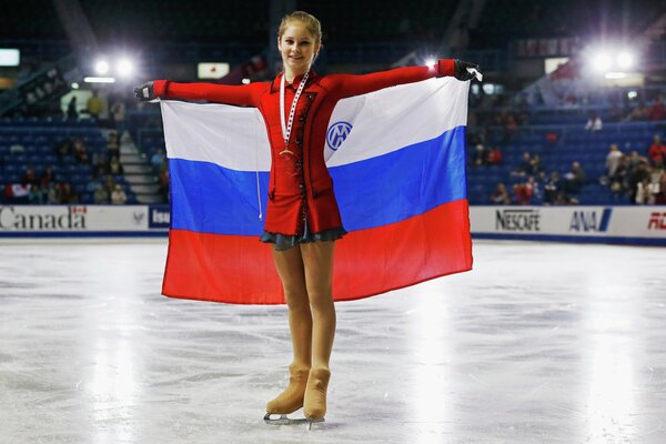 Skater lipnitskaya con la bandera de Rusia