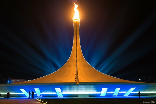 Olympisches Feuer in Sotschi auf dunklem Hintergrund