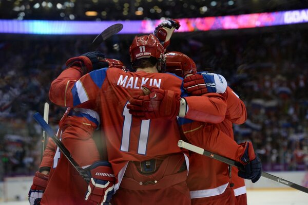 Selección de hockey de Rusia, los jugadores se abrazan en el hielo