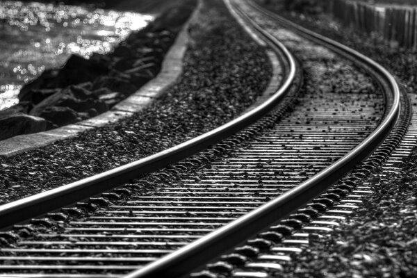 Giro de las vías del tren, blanco negro