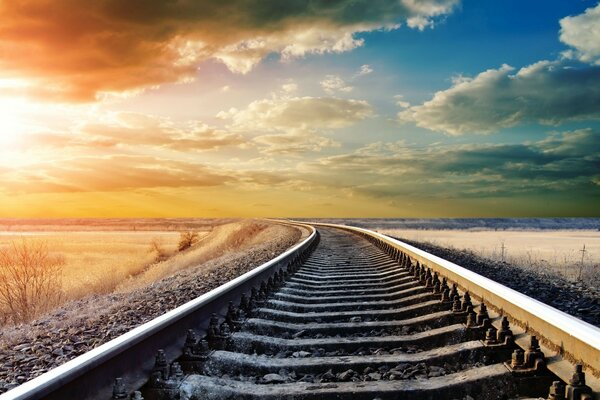 Eisenbahn auf Himmelshintergrund mit Wolken Tapete