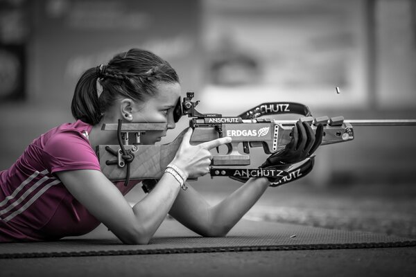 Mädchen-Scharfschütze, Foto in Schwarz-Weiß und rosa Tönen