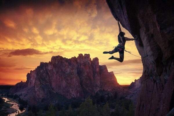 Ragazza arrampicata sulle montagne dell Oregon