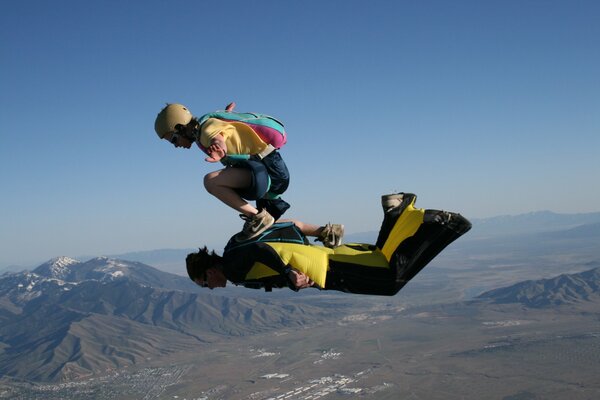 Parachutisme dans les montagnes de wingsuit
