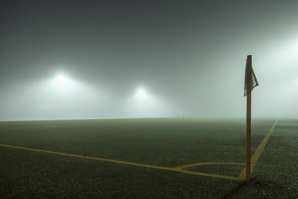 Boisko do piłki nożnej i flaga we mgle