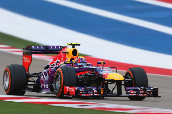 Un coche de carreras en la pista de f1