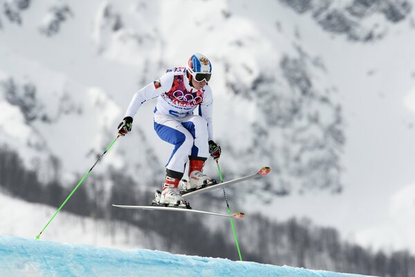 Der russische Skispringer hat den Sprung vom Sprungbrett geschafft