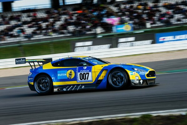 Blauer Aston Martin beim Rennen
