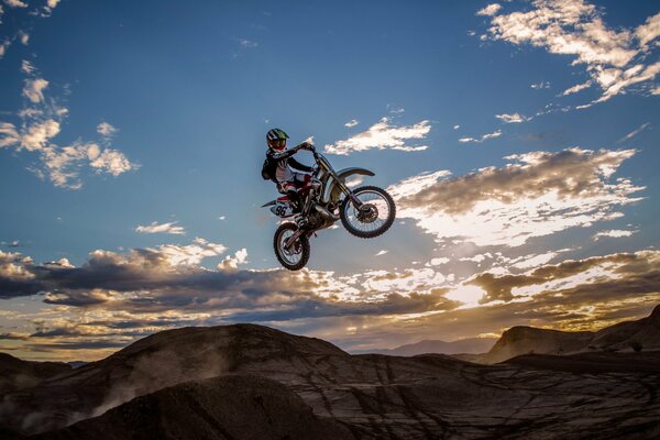 Auf einem Motorrad in den Himmel springen