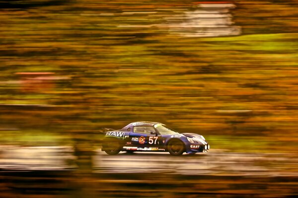 El coche corre por la pista en la carrera