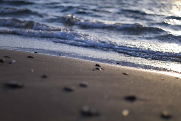 Spiaggia sabbiosa e mare con i riflessi del sole