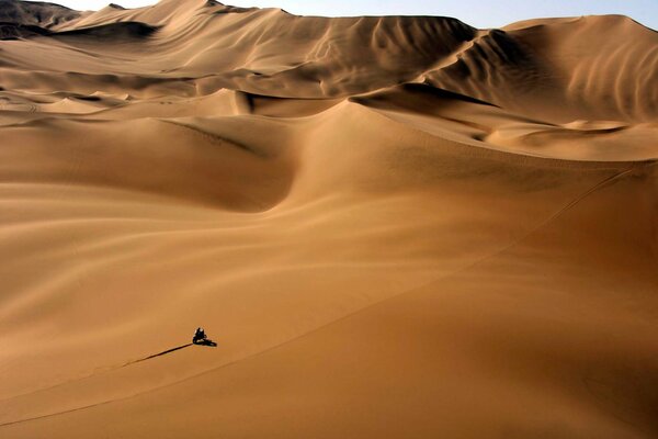 Fondo de pantalla desierto . El desierto caliente en la foto