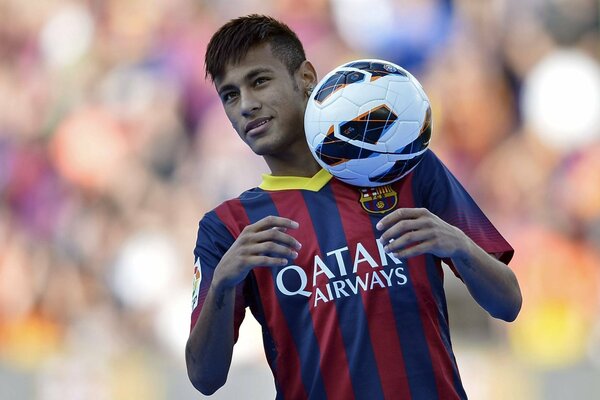 El futbolista brasileño Neymar con el balón