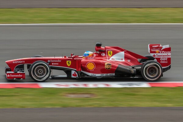 Fernando Alonso auf der Strecke während des Formel-1-Rennens in Silverstone