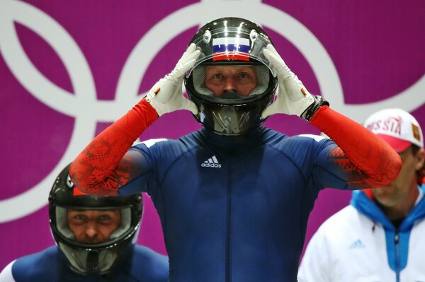 Bob-Olympiasieger Alexander Subkow und Alexej Wojowod in Helmen bei den Winterspielen von Sotschi 2014