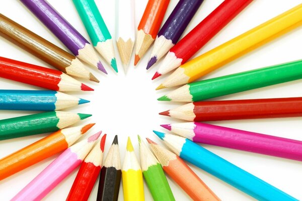 Crayons multicolores pour dessiner sur papier