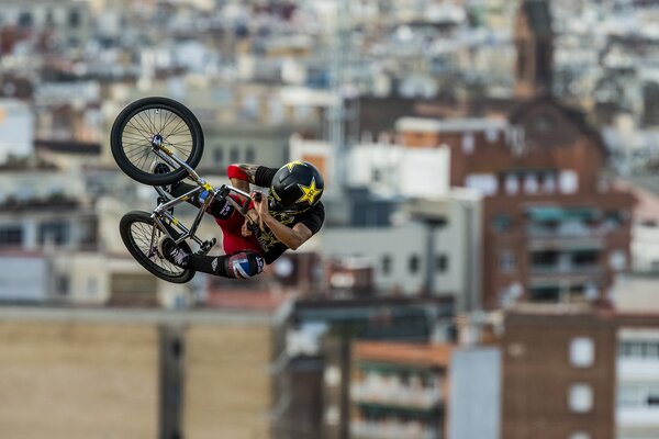 Cycliste en casque montre le saut