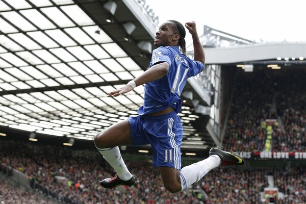 Didier Drogba celebra la sua vittoria e il suo gol segnato