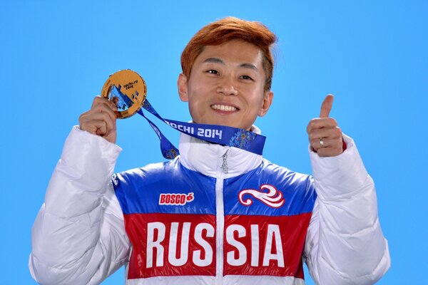 Foto de Victor Ahn con medalla de oro