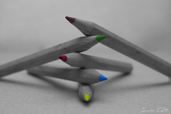 Crayons jaune rouge bleu fond gris