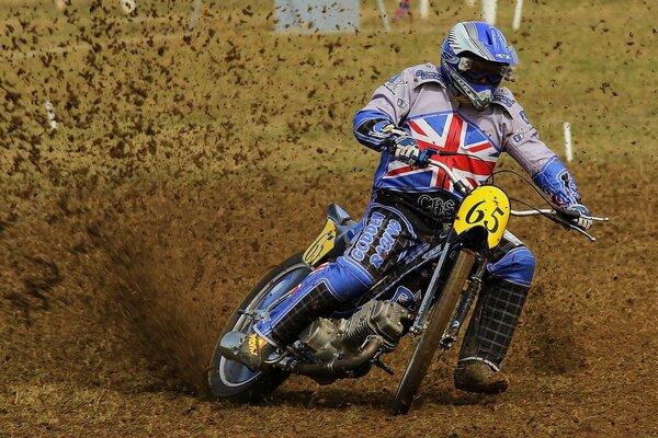 Course de moto dans la boue