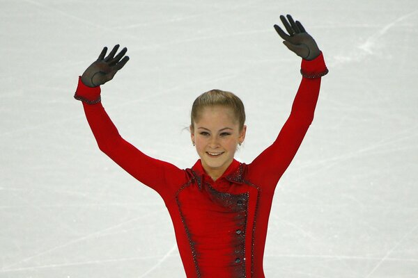 Die russische Eiskunstläuferin Julia lipnitskaya schenkt dem Publikum nach der Aufführung ein Lächeln