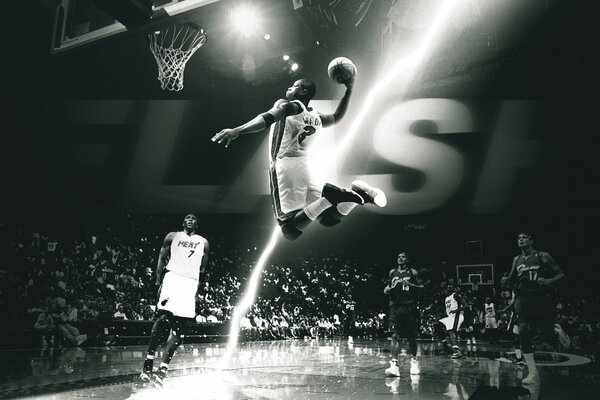 Ein Basketballspieler machte einen Flug zum Ring