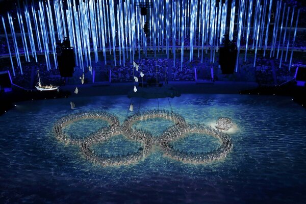 Олимпийские кольца на закрытии олимпиады в сочи 2014