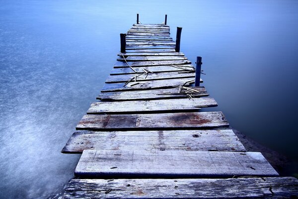 Steg in der Nähe des Wassers mit einer Holzbrücke. das Spiel