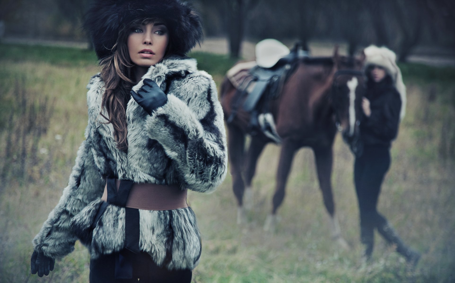 modelo cara mirada maquillaje sombrero abrigo de piel guantes fondo caballo chica