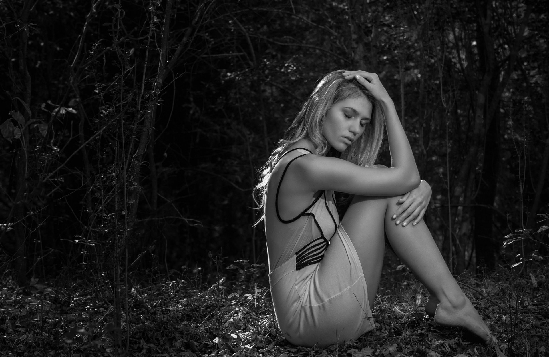 fille humeur tristesse pose noir et blanc forêt pieds