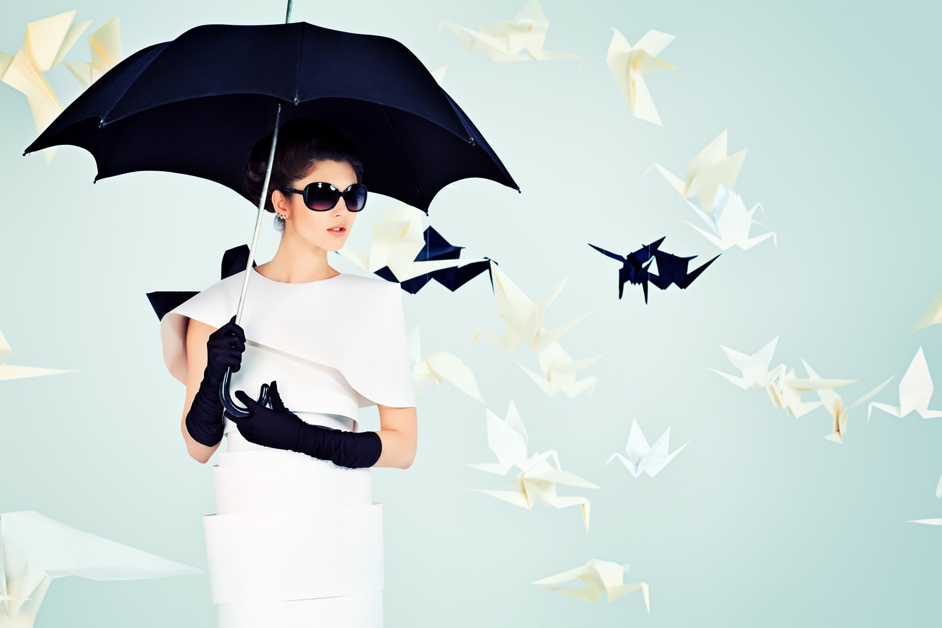 chica pelo oscuro paraguas gafas de sol origami guantes