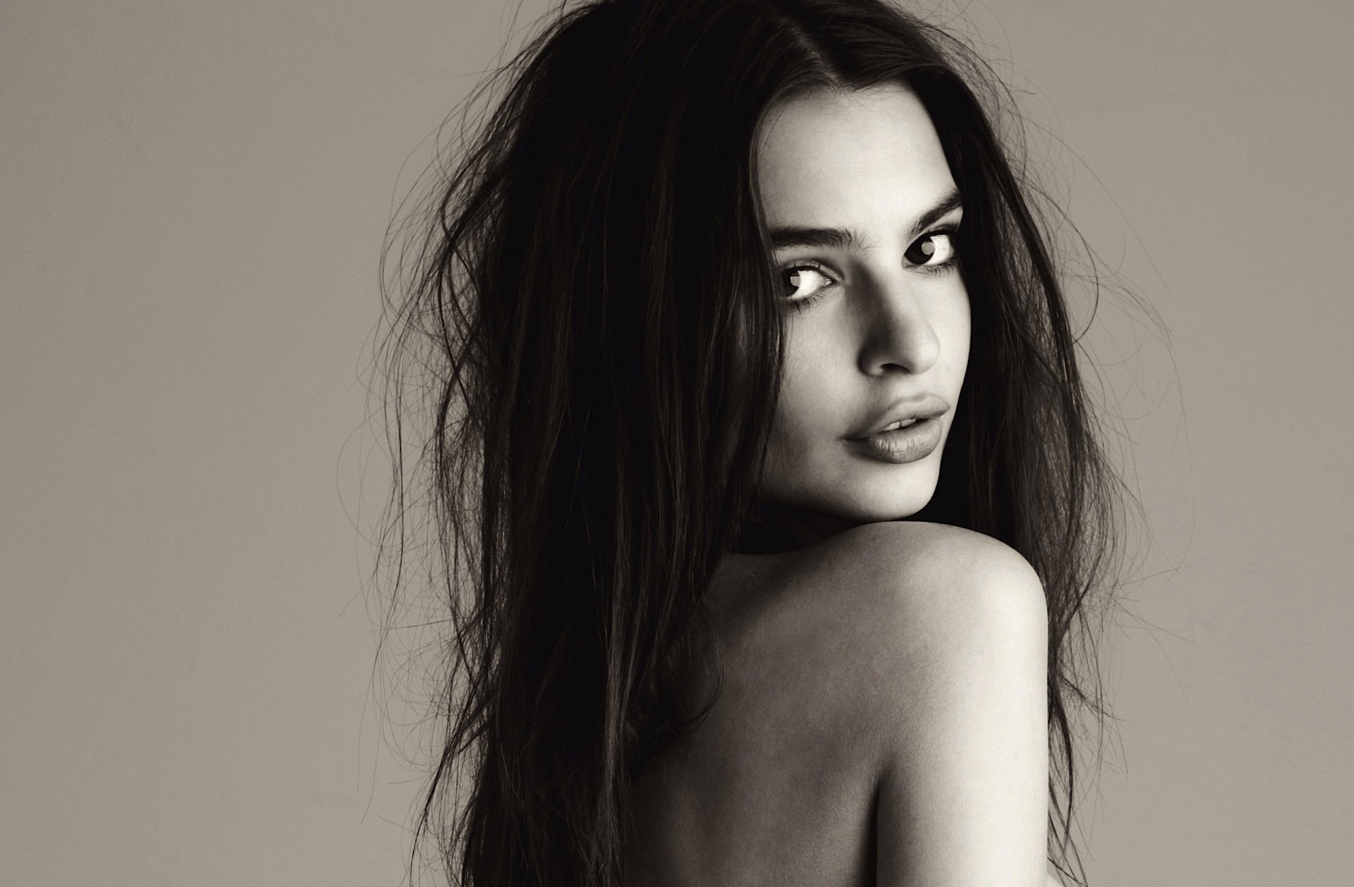 ragazza emily ratajkowski sguardo labbra pelle occhi spalla capelli lunghi