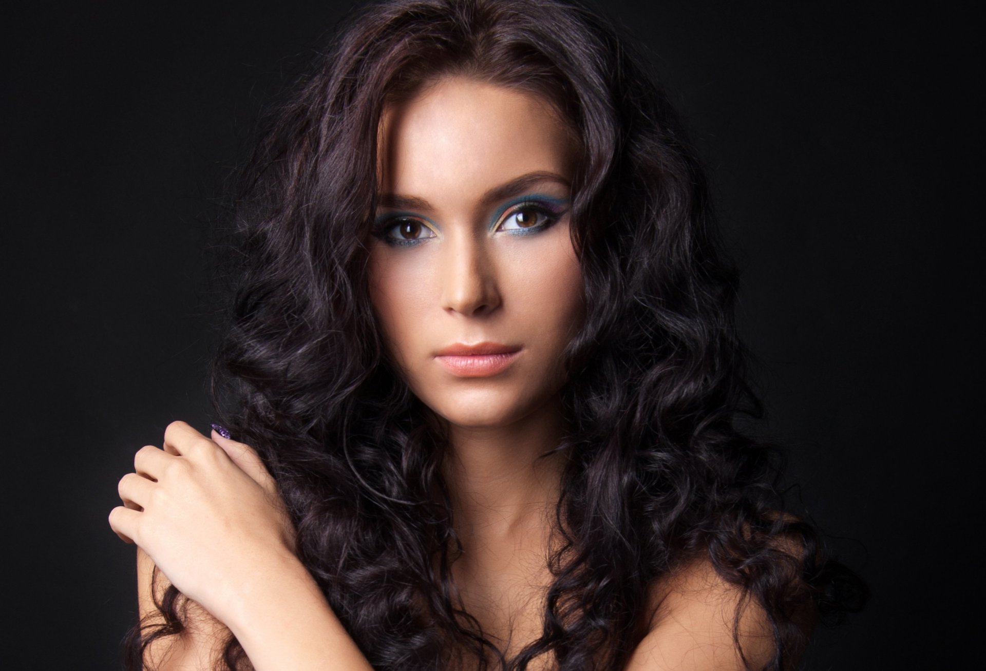 mädchen haare locken make-up blick schatten hand schultern hintergrund modell