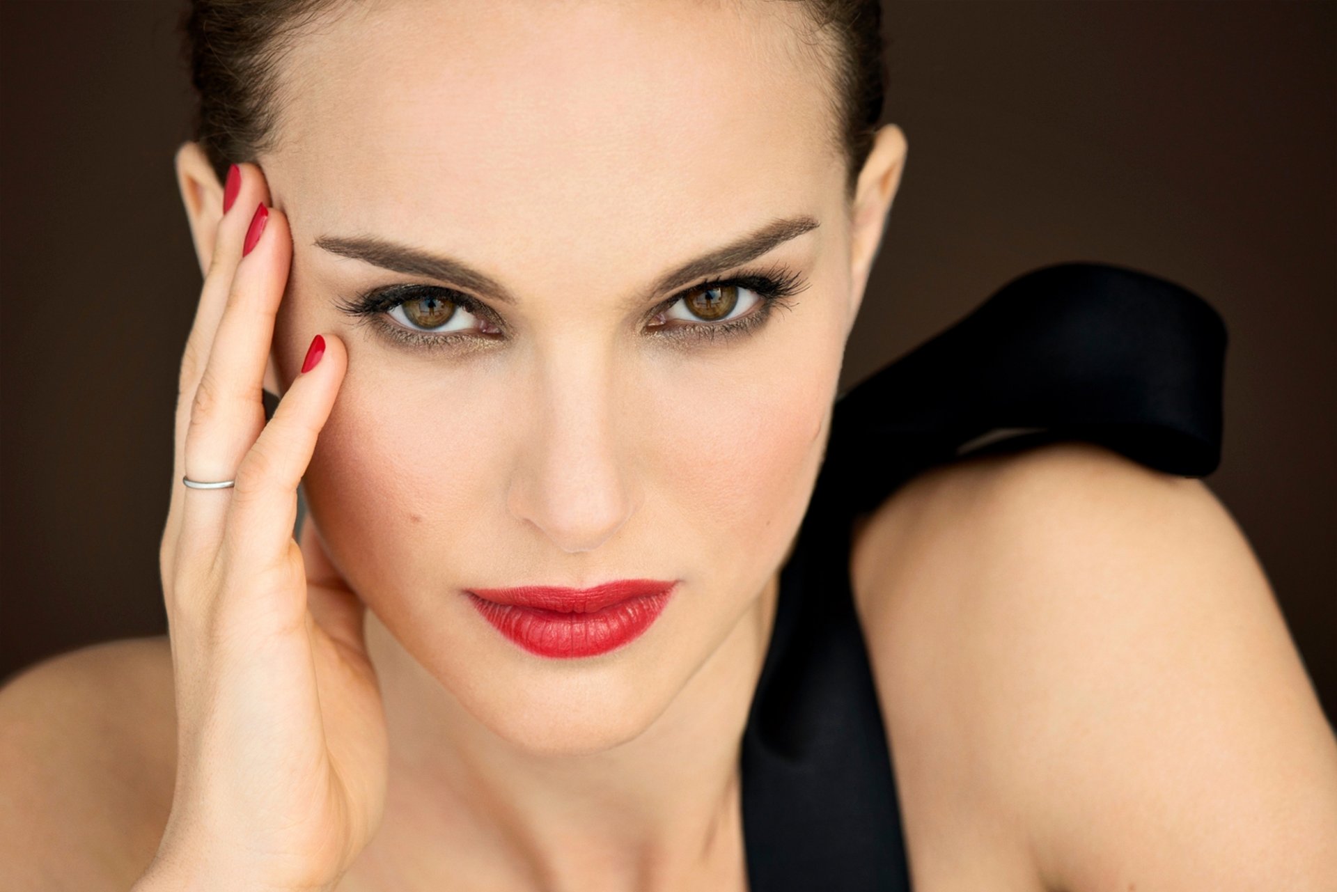 natalie portman actress girl brown hair face make-up hand manicure portrait