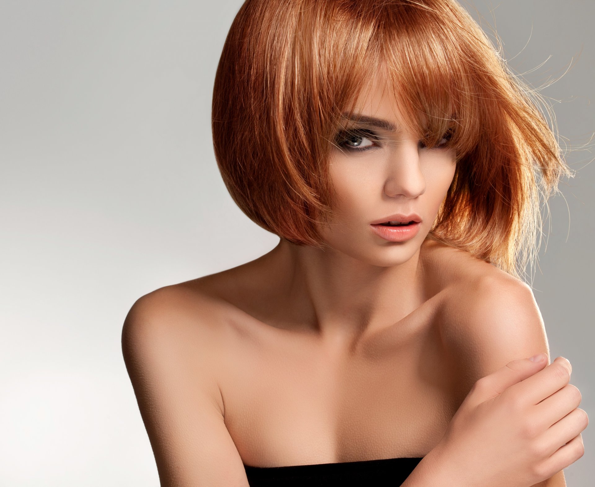 fille modèle coupe de cheveux cheveux maquillage look épaules mains arrière-plan