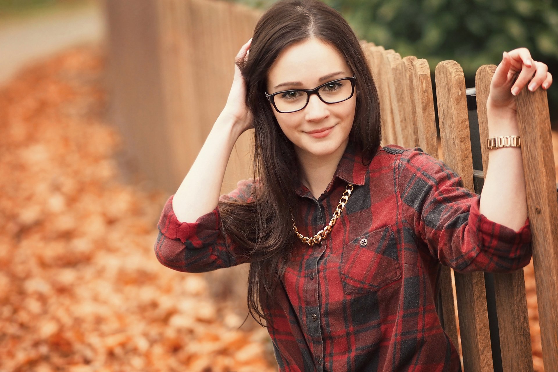 louise mädchen braunhaarige brille lächeln herbst blätter