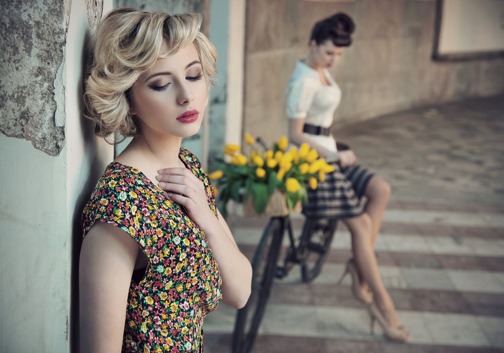 mädchen retro frisuren kleid farben fahrrad blumen tulpen