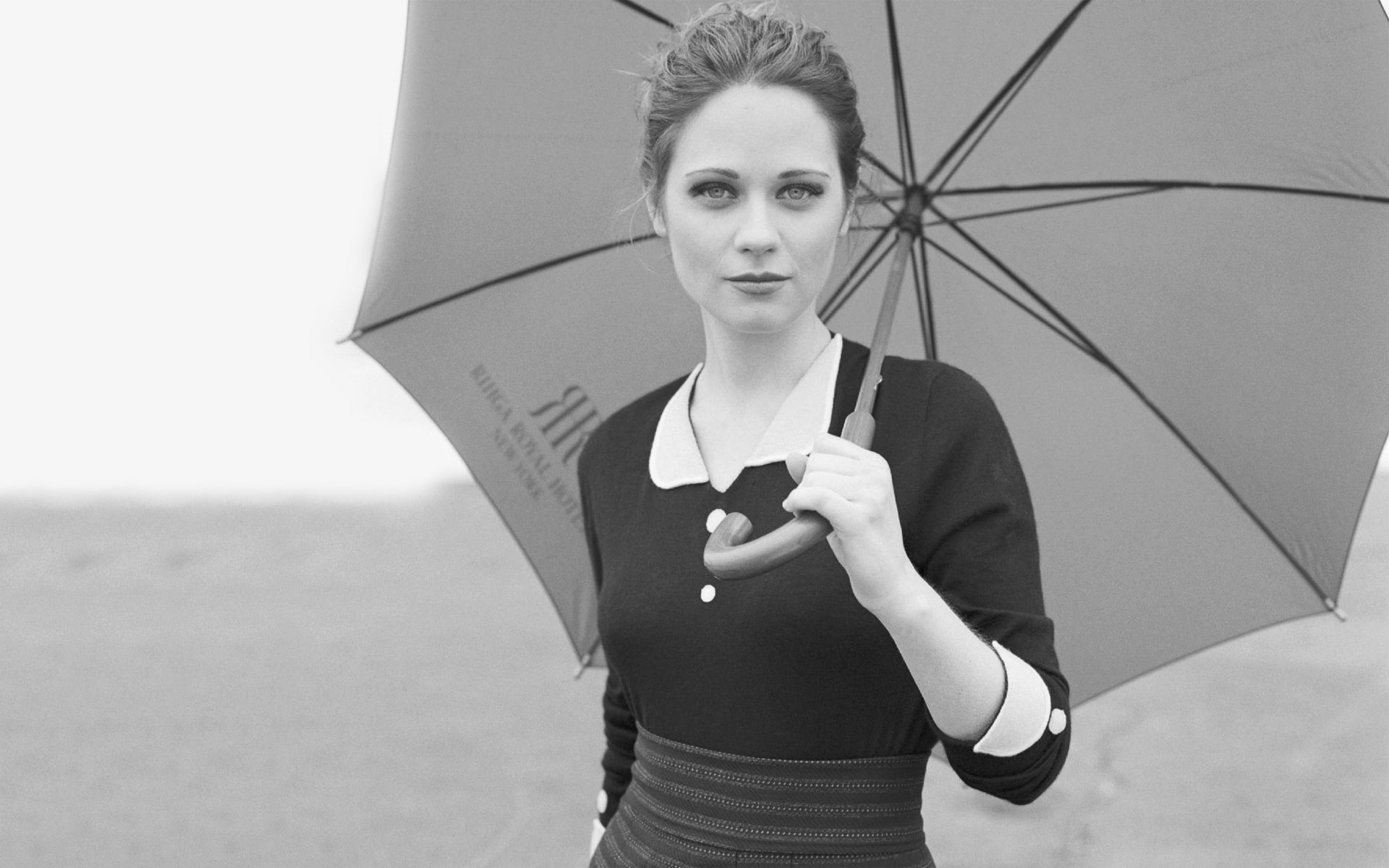 zoe zoe deschanel zoe deschanel dziewczyna amerykańska aktorka piosenkarka parasol parasol sukienka wygląd czarno-biały