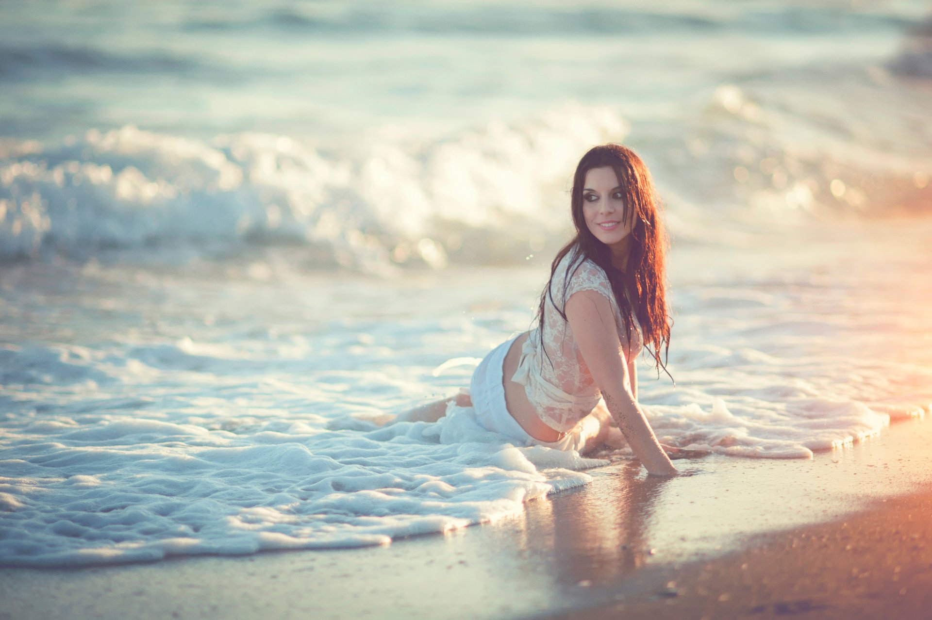 surf vagues plage fille sourire