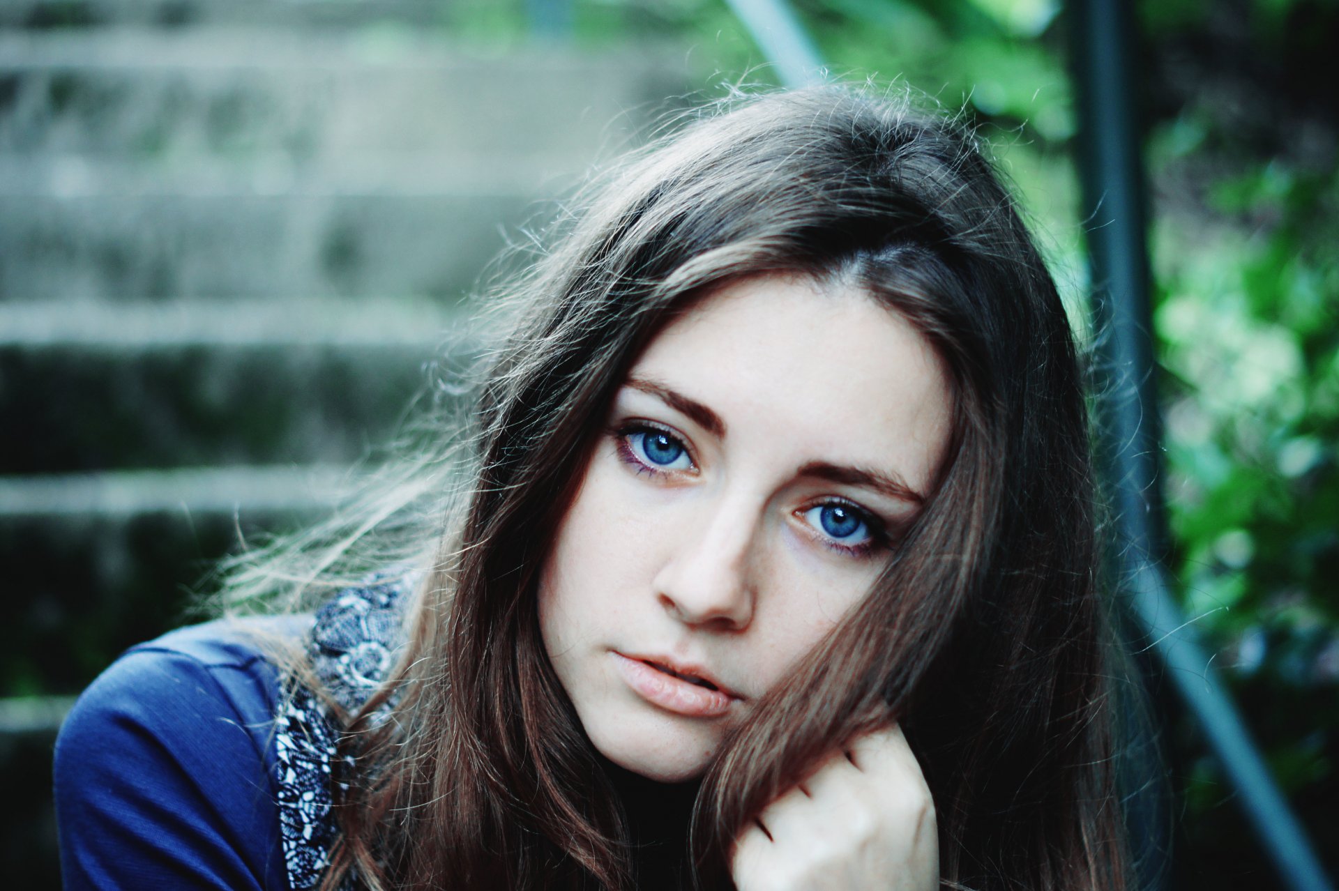 fille aux yeux bleus brune regard