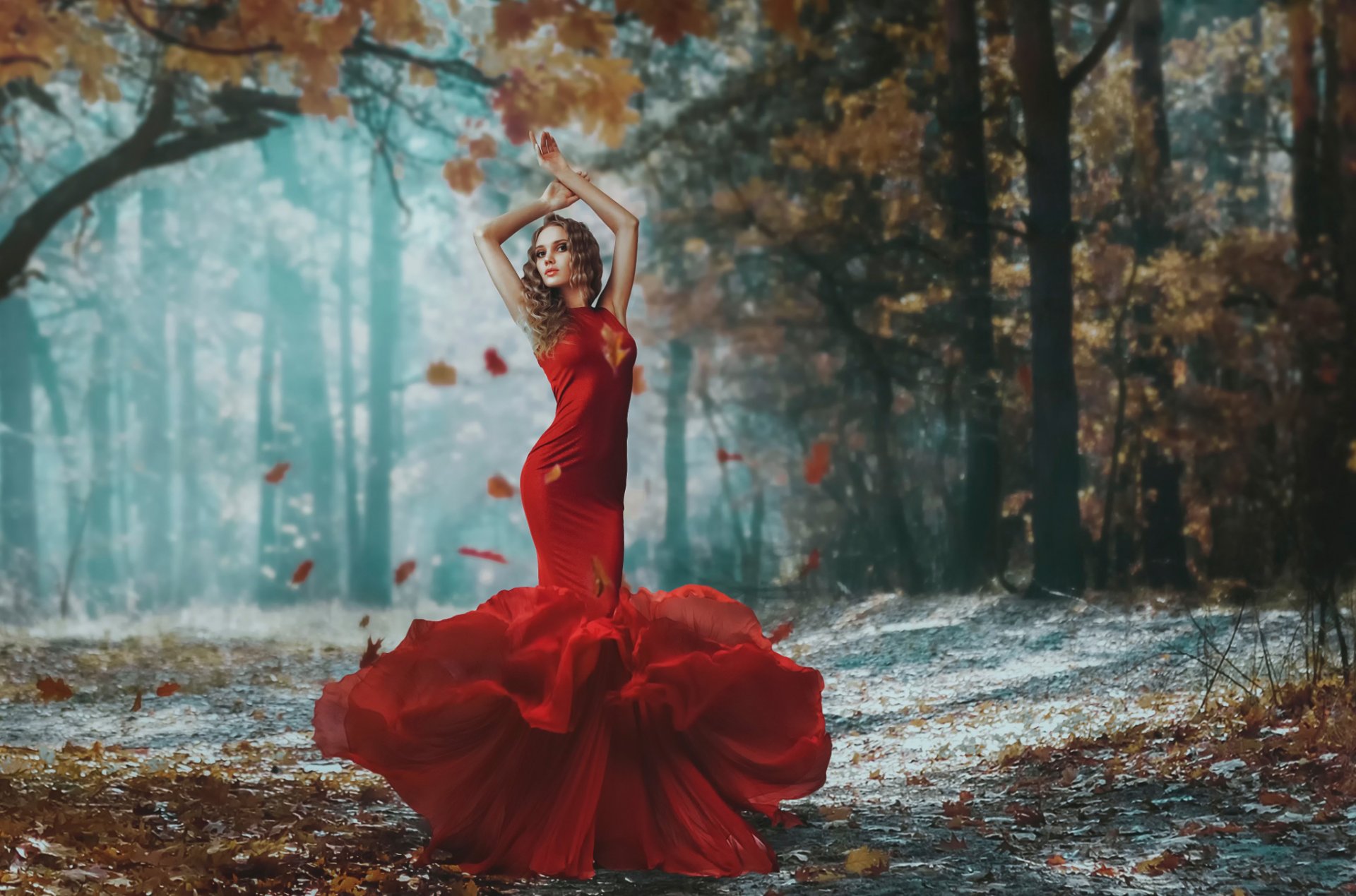 daria chacheva herbstwald mädchen in rot kleid figur laubfall