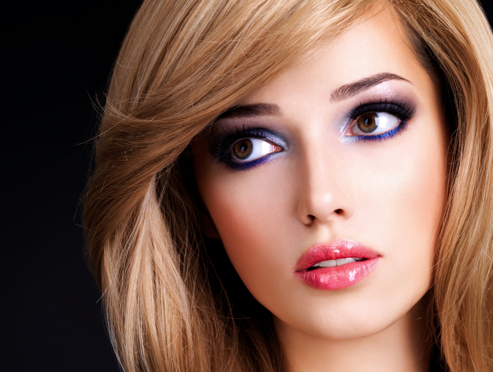 chica rubia maquillaje mirada ojos labios fondo negro