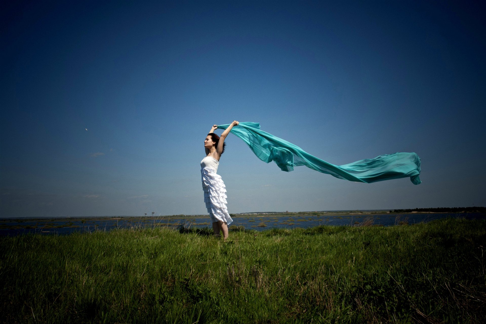 pelo castaño vestido chal tela viento fondo hierba lago horizonte cielo espacio