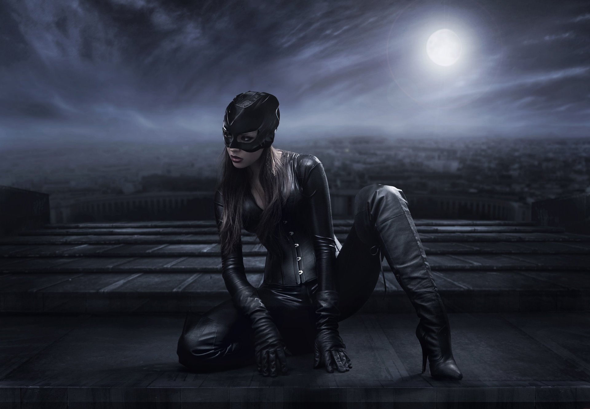 catwoman mädchen blick. wimpern maske anzug pose stiefel