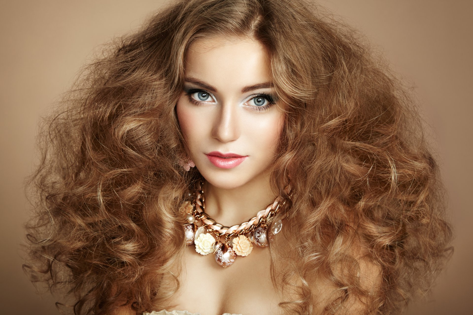 model mädchen. make-up aussehen haare locken dekoration hintergrund