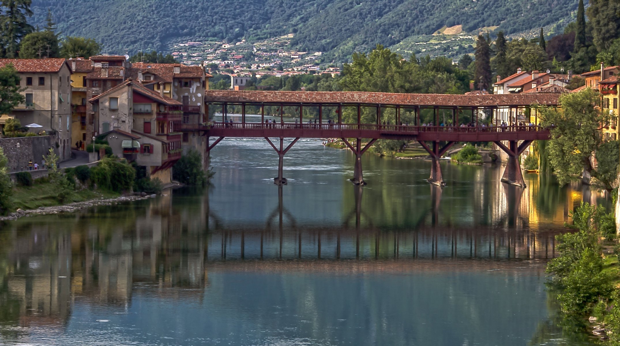 pont en bois sur la rivière brenta ville de bassano del grappa italie