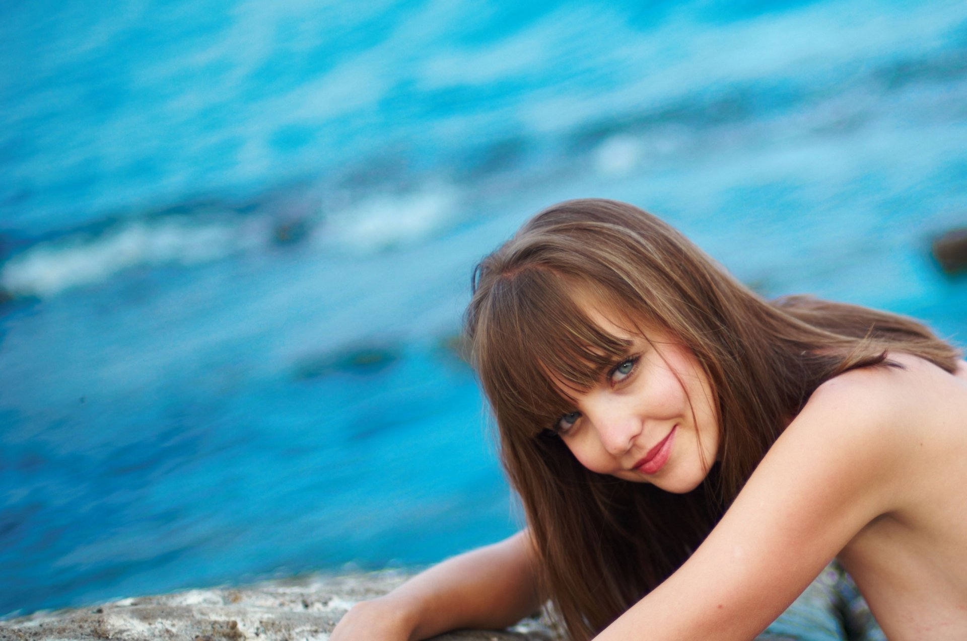 girl brown-haired look smile sea