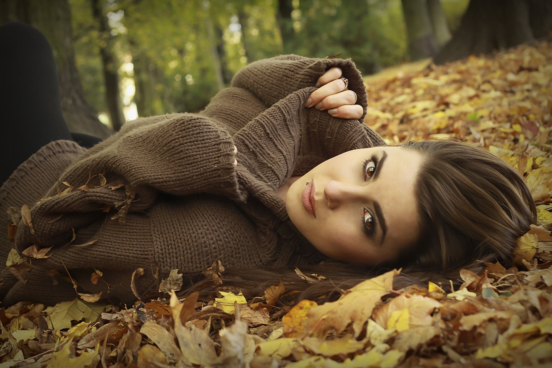 chica modelo cara ojos marrones mirada pelo mentiras hojas otoño árboles