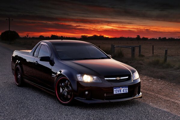 Splendida auto Chevrolet pick-up al tramonto